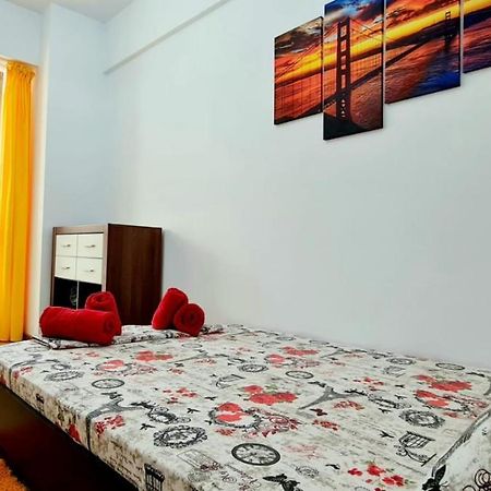 Red Accommodation Near Palas Mall Iasi Exterior photo