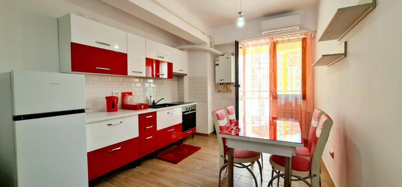 Red Accommodation Near Palas Mall Iasi Exterior photo